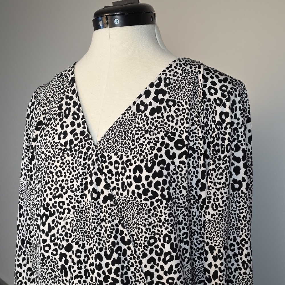 Michael Kors Black White Animal Print V-Neck Blouse Long Sleeve Women’s Size M - Picture 3 of 12